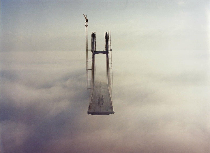 szary betonowy most wiszący na niebie tapeta, most, chmury, Tapety HD