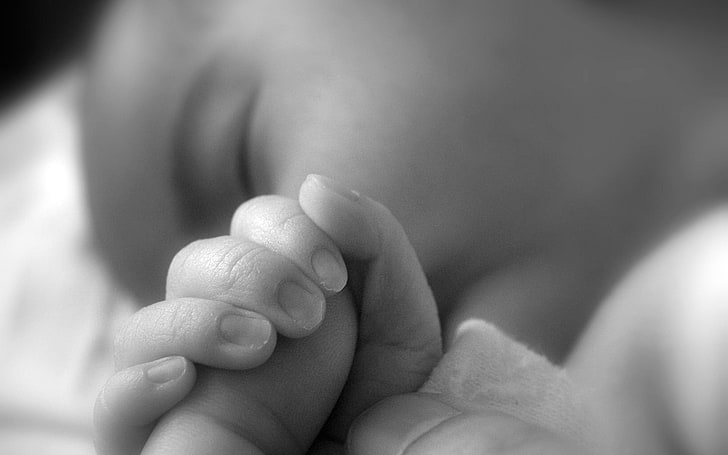 bebé sosteniendo una foto en escala de grises del dedo, bebé, dormir, manos, blanco y negro, Fondo de pantalla HD