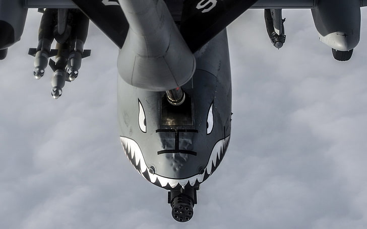 черно-белый мотоциклетный шлем, Fairchild A-10 Thunderbolt II, самолеты, военные самолеты, дозаправка в воздухе, пушки, цепные пушки, HD обои