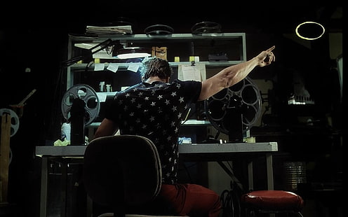 męska czarno-biała koszulka, mężczyzna w czarno-białych gwiazdach koszulka z nadrukiem, filmy, Fight Club, Brad Pitt, ramiona, aktor, siedzący, Tapety HD HD wallpaper