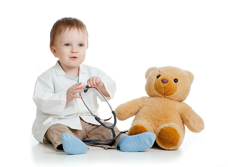 плюшена играчка кафява мечка, момче, мечка, дете, халат, стетоскоп, бял фон, млад лекар, HD тапет