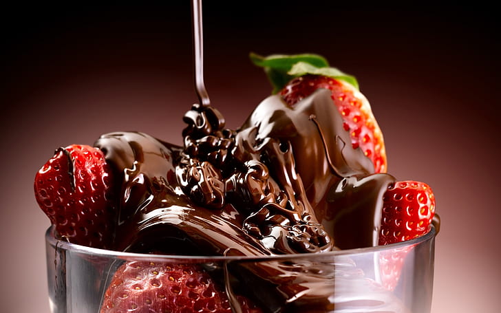 Cioccolato e fragole, cima di frutta fragola con sciroppo di cioccolato, cioccolato, fragole, dessert, Sfondo HD