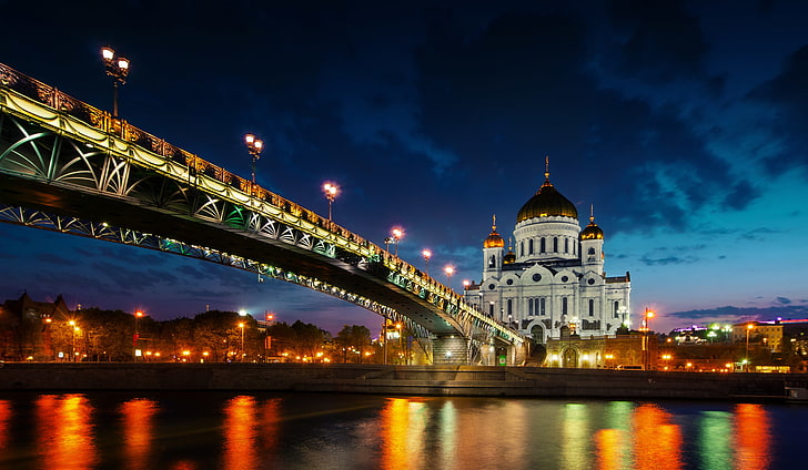 جسر خرساني بني وسوداء بالقرب من الكنيسة أثناء الليل ، غروب الشمس ، أضواء ، انعكاس ، نهر ، موسكو ، روسيا ، كاتدرائية المسيح المخلص ، الجسر البطريركي، خلفية HD