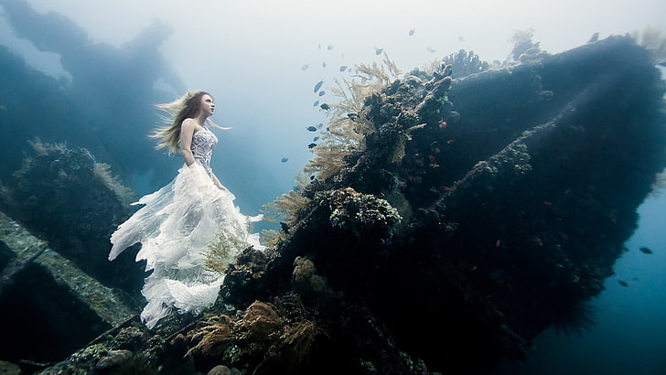 kvinna som bär vit klänning under under, kvinnor, modell, blond, långt hår, kvinnor utomhus, under vattnet, fisk, vit klänning, bara axlar, korall, fotomanipulation, hav, HD tapet
