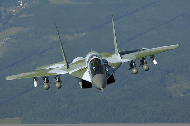 истребитель зеленого и белого цвета, полёт, истребитель, ракеты, вид спереди, бомбы, ВВС России, многофункциональность, МиГ-29СМТ, МиГ-29СМТ, поколение 4+, HD обои