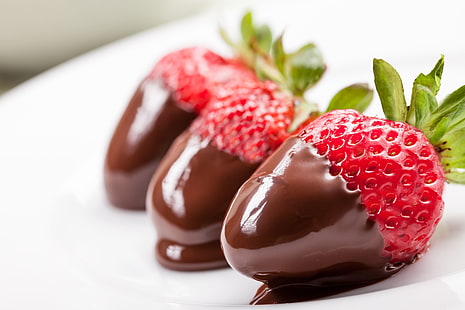 three strawberries with chocolates, strawberry, chocolate, dessert, berry, HD wallpaper HD wallpaper