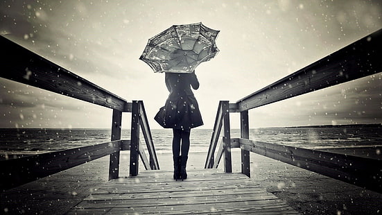 чадър, вятър, бряг, дъждовен ден, дъжд, крайбрежие, жена, морски бряг, тъга, черно и бяло, монохромна фотография, фотография, атмосфера, монохромен, HD тапет HD wallpaper