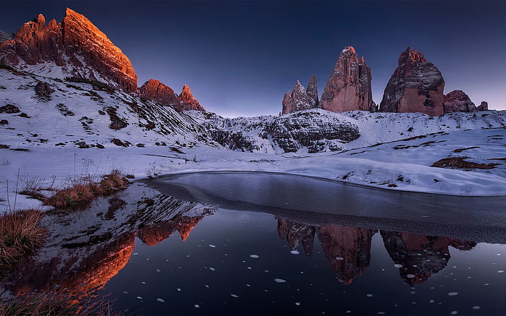 plan d'eau près de formations rocheuses brunes sur la montagne couverte de neige, paysage, roche, réflexion, neige, montagnes, Fond d'écran HD