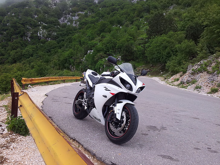 white and black sport bike, yzf-r1, yamaha, sportbike, roadside, HD wallpaper