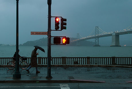 män promenader arkitektur urban stad stad trafikljus stoppa regn gata vatten havet bro ljus cykelväg paraply, HD tapet HD wallpaper
