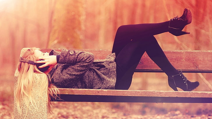 donna sdraiata su una panchina marrone con cuffie, bionda, musica, auricolari, pantaloni, sdraiata, Sfondo HD