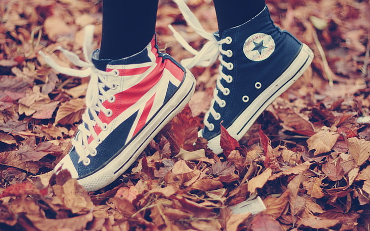 par de zapatillas altas azules y rojas Converse All-Star, otoño, All Star, hojas caídas, Converse, Union Jack, zapatos, hojas, Fondo de pantalla HD