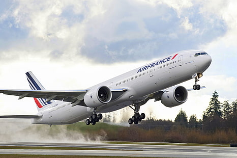 beyaz Air France Havayolu uçak, gökyüzü, Bulutlar, Ağaçlar, Astar, Boeing, Air, Fransa, 777, Uçak, Yükselişi, Yolcu, HD masaüstü duvar kağıdı HD wallpaper