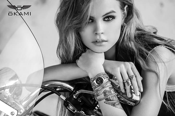 Popatrz, dziewczyna, twarz, styl, kochanie, Model, włosy, zegarek, pierścień, kolczyki, ręce, przeszywający, piękno, motocykl, czarny i biały, obraz, bransoletka, piękny, Anastasia Shcheglova, Tapety HD