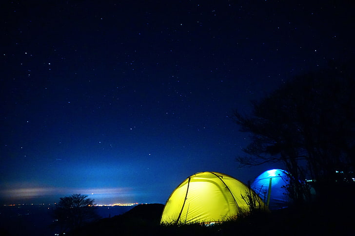 خيام التخييم الصفراء والزرقاء ، خيمة ، ليلا ، سماء مرصعة بالنجوم، خلفية HD