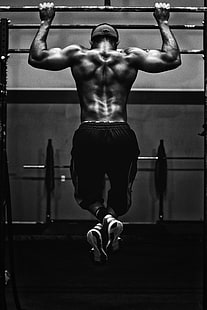 صورة بتدرج الرمادي لرجل يقوم بالتمرين ، تمارين السحب ، رجل ، تمرين ، وزن الجسم ، عضلة ، رياضي ، شريط أفقي، خلفية HD HD wallpaper