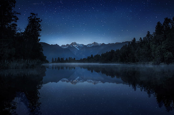 foto siluet danau, langit, bintang, pohon, gunung, malam, danau, refleksi, alang-alang, Selandia Baru, kabut, danau Matheson, Wallpaper HD