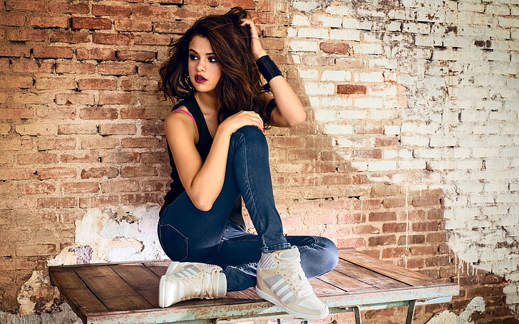 Selena Gomez, Selena Gomez, actress, singer, jeans, brunette, women, looking away, HD wallpaper