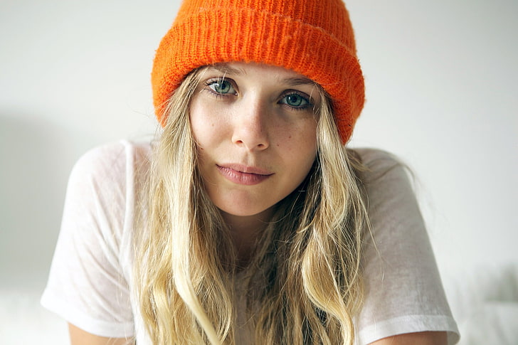 ผู้หญิงสวมเสื้อยืดสีขาว Elizabeth Olsen สีส้มสีบลอนด์หมวกคนดังหมวกภาพใบหน้าผู้หญิง, วอลล์เปเปอร์ HD