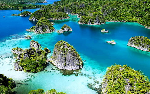 Раджа Ампат, Индонезия Тропически острови със зелена растителност, горски син океан Прозрачна прозрачна вода Wallpaper Hd висок контраст, HD тапет HD wallpaper