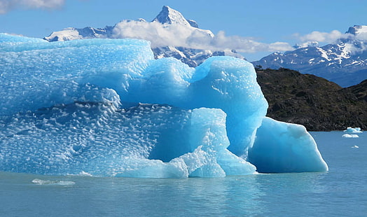 iceberg en el mar con la montaña como fondo, subida del nivel del mar, iceberg, montaña, fondo, NASA, glaciar, ciencia, goddard, iceberg - Formación de hielo, naturaleza, hielo, azul, nieve, mar, frío - Temperatura, paisaje,pintorescos, antártica, Fondo de pantalla HD HD wallpaper