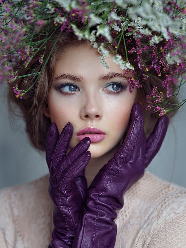 Alexey Kazantsev, wanita, bunga, berambut cokelat, glamour, mata biru, makeup, lipstik merah muda, sarung tangan, ungu, potret, latar belakang sederhana, Wallpaper HD, wallpaper seluler