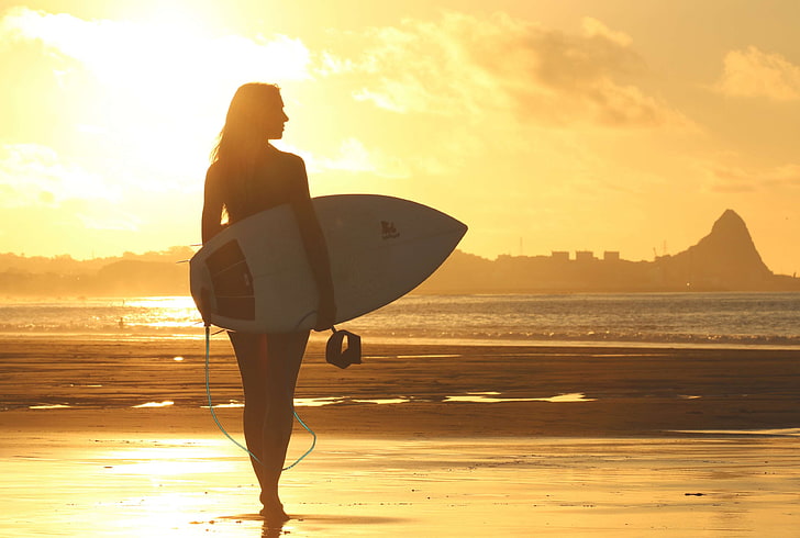 contre-jour, plage, nuages, aube, fille, océan, loisirs, sable, mer, bord de mer, silhouette, été, soleil, lumière du soleil, coucher de soleil, surf, planche de surf, surfeur, fille de surfeur, vacances, marche, femme, Fond d'écran HD