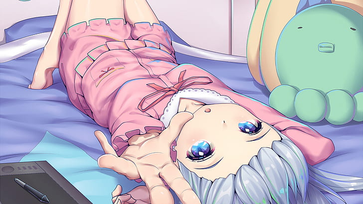 Izumi Sagiri, Eromanga-sensei, im Bett, auf dem Rücken liegend, silbernes Haar, kurzes Haar, offener Mund, Grafiktabletts, HD-Hintergrundbild