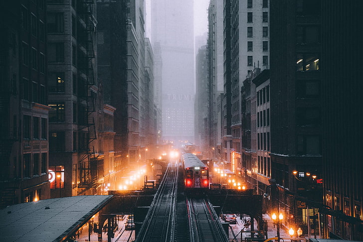 сиви бетонни високи сгради, Чикаго, железопътна линия, сняг, влак, градски пейзаж, метро, ​​светлини, винетка, улица, уличен изглед, улично осветление, небостъргач, HD тапет