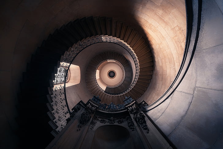 vue de dessous des escaliers en colimaçon, escalier, cathédrale, tour, spirale, 4 k, Fond d'écran HD
