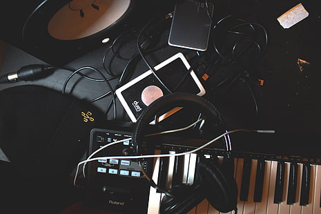 schwarzer schnurgebundener Over-Ear-Kopfhörer, Kopfhörer, Synthesizer, Kabel, Musik, HD-Hintergrundbild HD wallpaper