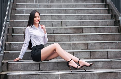 Asiática, modelo, mulher, cabelo comprido, morena, saia preta, blusa, sentado, escada, sandália descalça, salto alto, HD papel de parede HD wallpaper