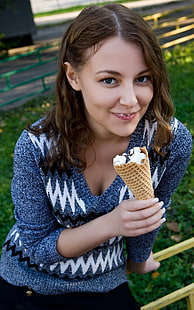 женский серый и белый шевронный свитер, Nikia A, декольте, женский, мороженое, улыбающийся, HD обои HD wallpaper