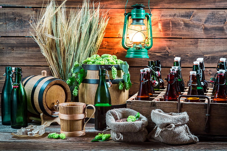 trois tonneaux en bois marron et deux sacs gris, blé, alcool, lanterne, bouteille, bière, houblon, Fond d'écran HD
