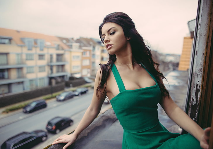 wanita gaun tebal hijau, wanita mengenakan gaun tanpa lengan hijau di samping jendela, wanita, belahan dada, Wallpaper HD