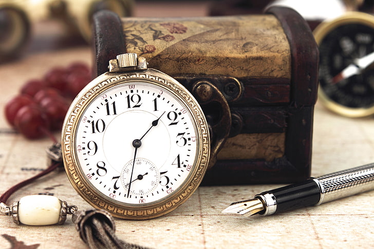 okrągły złoty zegarek kieszonkowy oparty na brązowym pudełku na bibeloty, zegarek, uchwyt, pudełko, koraliki, tarcza, brelok do kluczy, vintage, Tapety HD