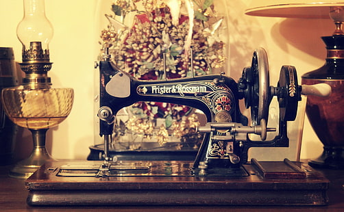 Decoraciones, máquina de coser con manivela negra, máquina de coser antigua y antigua, Fondo de pantalla HD HD wallpaper
