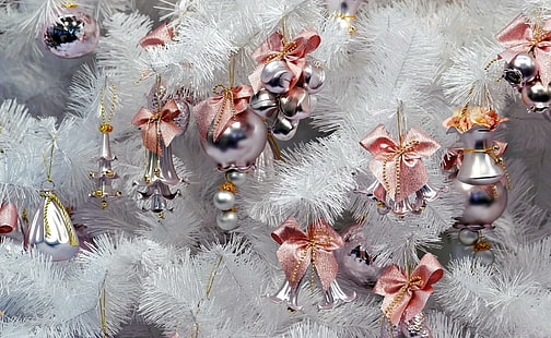 Baum, Weiß, Spielzeug, Glocken, Bögen, Neujahr, Weihnachten, Urlaub, Baum, Weiß, Spielzeug, Glocken, Bögen, Neujahr, Weihnachten, Urlaub, HD-Hintergrundbild HD wallpaper