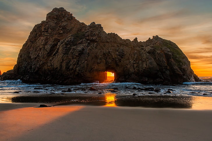 formación de roca marrón, naturaleza, paisaje, puesta de sol, playa, mar, roca, arena, nubes, reflexión, sombra, Fondo de pantalla HD