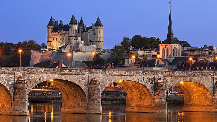 brun och svart bro, arkitektur, stadsbild, slott, torn, bro, Frankrike, flod, kyrka, kväll, ljus, gammal byggnad, träd, lampa, Saumur, Loire, HD tapet