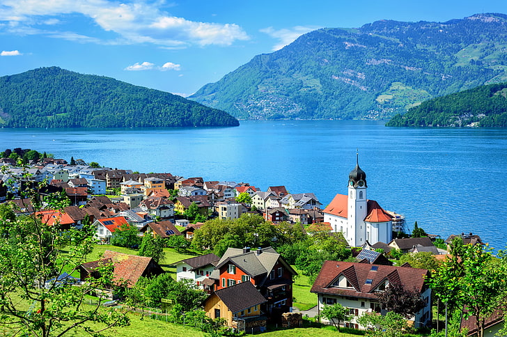 maisons en béton blanc et marron, verts, soleil, nuages, arbres, montagnes, lac, Suisse, maisons, lac de Lucerne, Engelberg, Fond d'écran HD