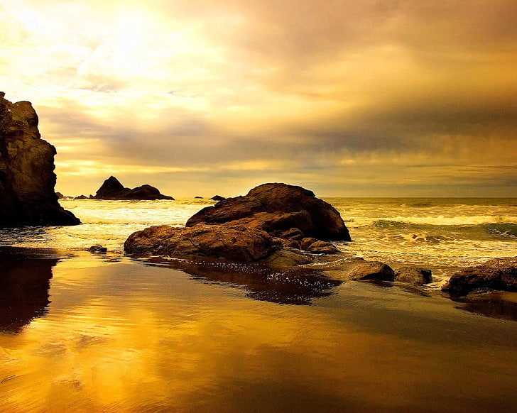 formación de roca marrón al lado del cuerpo de agua fondo de pantalla, piedras, mar, nubes, cielo, costa, agua, Fondo de pantalla HD