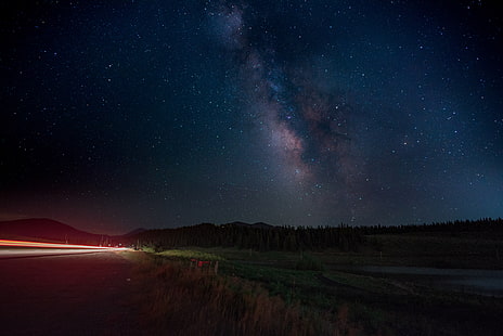 galaxia de la Vía Láctea en la noche, carretera, noche estrellada, noche, cielo, luces, automóvil, Vía Láctea, larga exposición, senderos de luz, Fondo de pantalla HD HD wallpaper