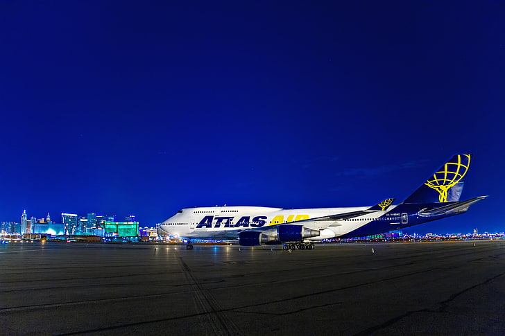 бело-синий коммерческий самолет Atlas, ночь, огни, Лас-Вегас, США, самолёт, Boeing 747, McCarran, международный аэропорт, Boing 747, HD обои