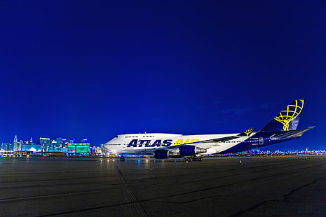 白と青のアトラス旅客機、夜、ライト、米国ラスベガス、飛行機、ボーイング747、マッカラン、国際空港、ボーイング747、 HDデスクトップの壁紙 HD wallpaper