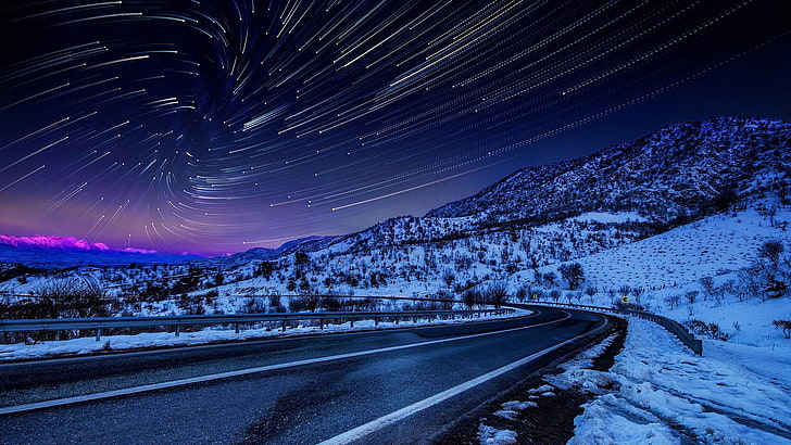 星空、星空、星の軌跡、空、星明かり、冬、雪、夜、道路、星空、山、山脈、 HDデスクトップの壁紙
