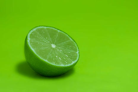 sliced green lime on wood, minimalism, sliced, green, lime, wood, grön, citrus, fruit, colourful, catchy, colors, citrus Fruit, lemon, freshness, food, slice, close-up, green Color, ripe, HD wallpaper HD wallpaper
