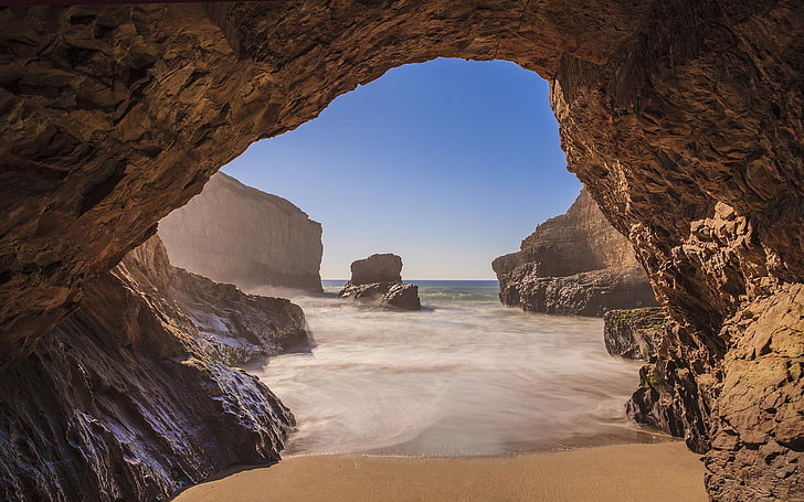 茶色の岩、ビーチ、自然、風景、海、洞窟、 HDデスクトップの壁紙