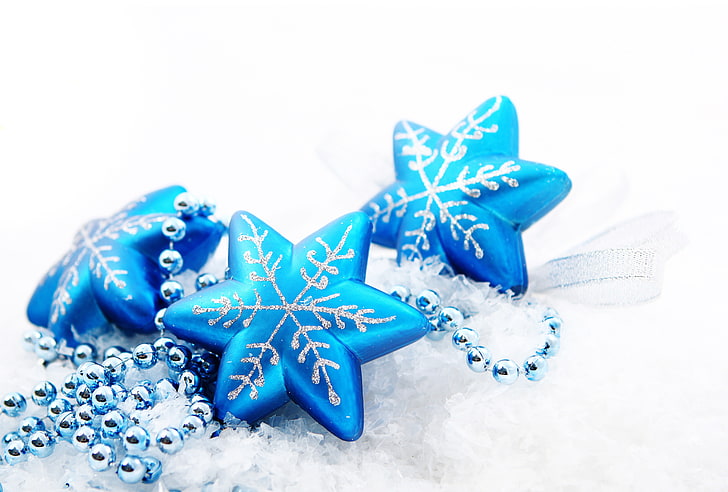 tre blå stjärnkulor, snöflingor, pärlor, stjärnor, julpynt, HD tapet
