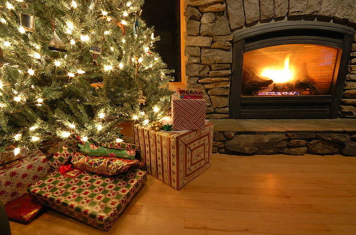 christmas tree, garland, gift, holiday, fireplace, green christmas tree, christmas tree, garland, gift, holiday, fireplace, HD wallpaper